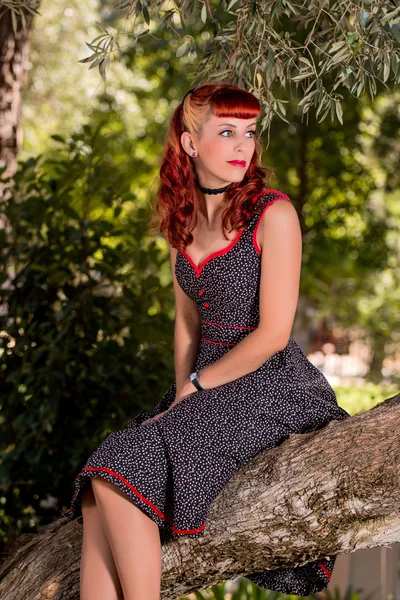 Jeune femme avec une robe de printemps simple posant sur le parc — Photo