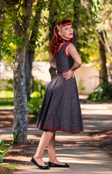 Jovem com um vestido de primavera simples posando no parque — Fotografia de Stock