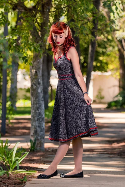 Jovem com um vestido de primavera simples posando no parque — Fotografia de Stock