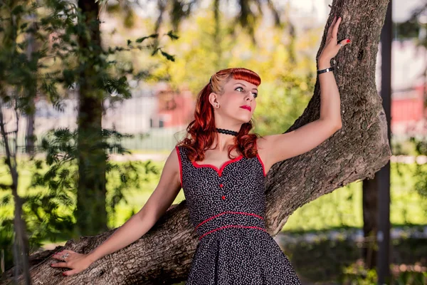 Genç kadın parkta üzerinde poz basit bahar elbise ile — Stok fotoğraf