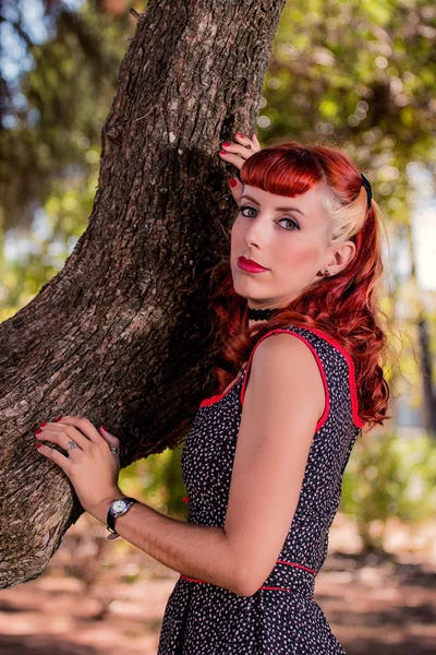 Jeune femme avec une robe de printemps simple posant sur le parc — Photo