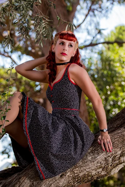Mujer joven con un simple vestido de primavera posando en el parque — Foto de Stock