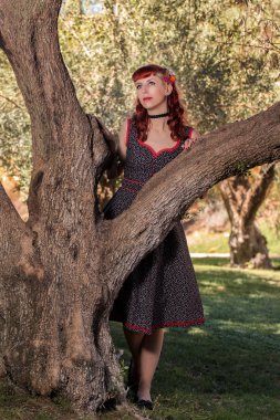 genç kadın parkta üzerinde poz basit bahar elbise ile