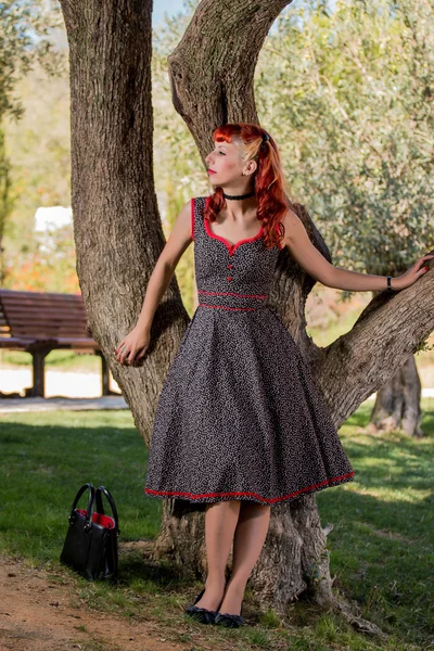 Jovem com um vestido de primavera simples posando no parque — Fotografia de Stock