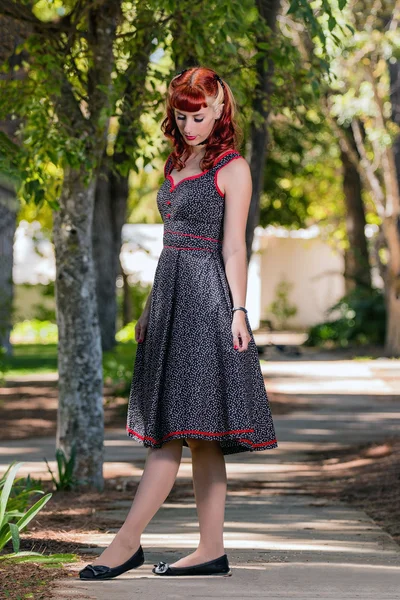 Jovem com um vestido de primavera simples posando no parque — Fotografia de Stock