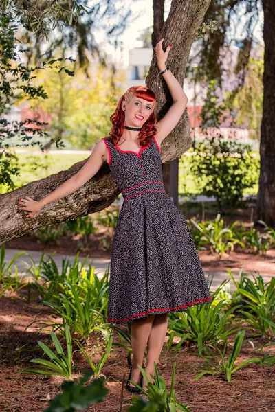 Genç kadın parkta üzerinde poz basit bahar elbise ile — Stok fotoğraf
