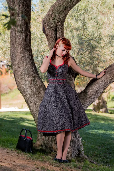 Giovane donna con un semplice abito primaverile in posa sul parco — Foto Stock