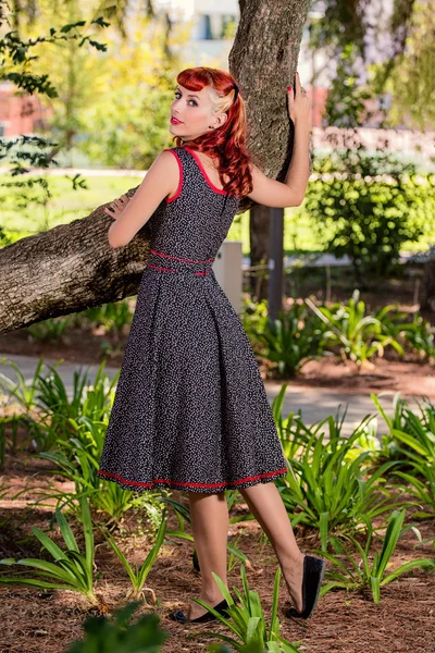 Young woman with a simple spring dress posing on the park — Stock Photo, Image