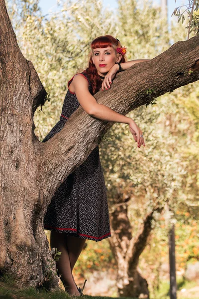 Mujer joven con un simple vestido de primavera posando en el parque —  Fotos de Stock