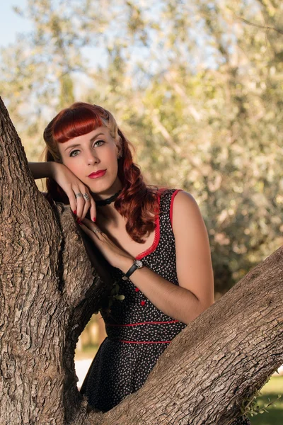 Junge Frau mit schlichtem Frühlingskleid posiert im Park — Stockfoto