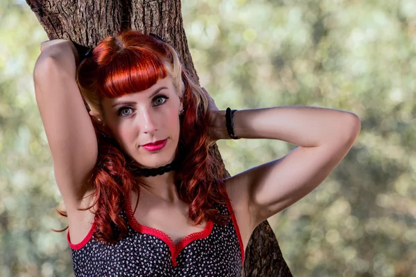 Mujer joven con un simple vestido de primavera posando en el parque —  Fotos de Stock