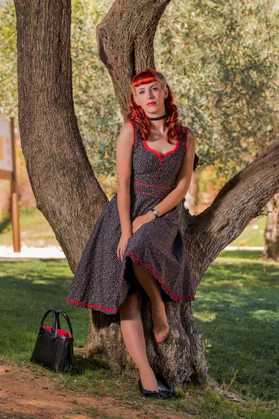 Mujer joven con un simple vestido de primavera posando en el parque — Foto de Stock