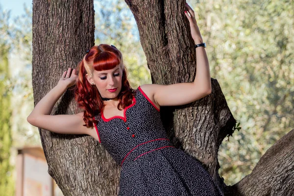Jeune femme avec une robe de printemps simple posant sur le parc — Photo