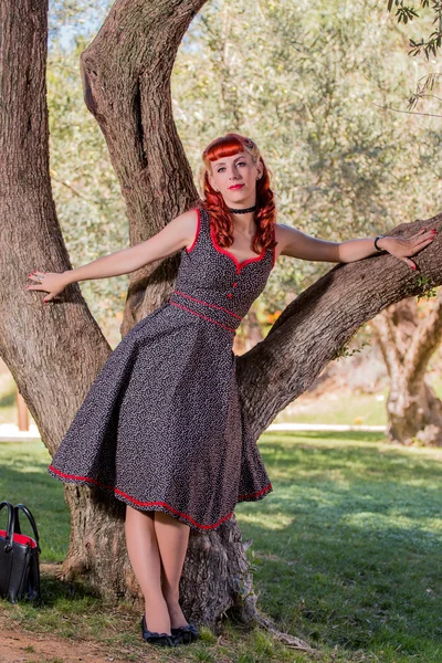 Mujer joven con un simple vestido de primavera posando en el parque —  Fotos de Stock