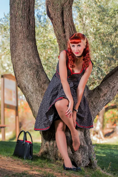 Jovem com um vestido de primavera simples posando no parque — Fotografia de Stock