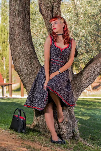 Junge Frau mit schlichtem Frühlingskleid posiert im Park — Stockfoto