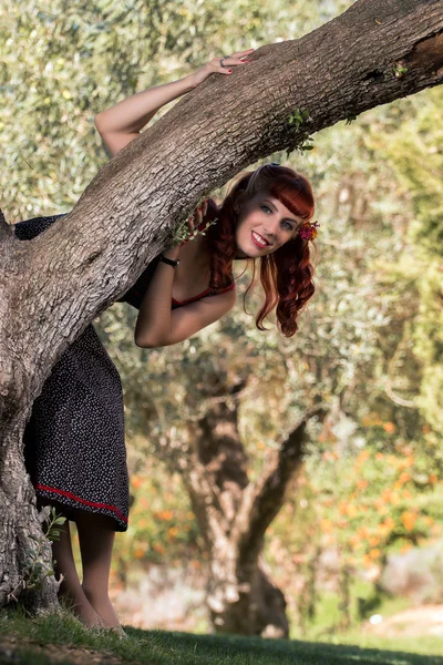 Mujer joven con un simple vestido de primavera posando en el parque — Foto de Stock