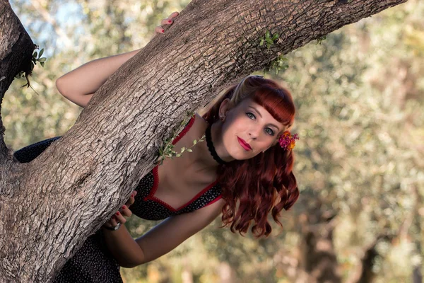 Jovem com um vestido de primavera simples posando no parque — Fotografia de Stock