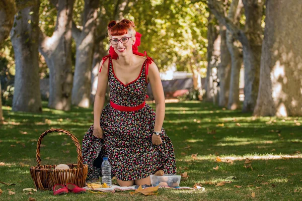 Mulher fazendo um piquenique no parque . — Fotografia de Stock