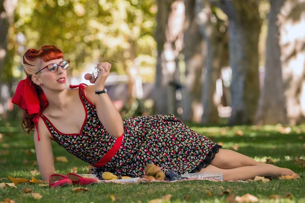Frau beim Picknick im Park. — Stockfoto