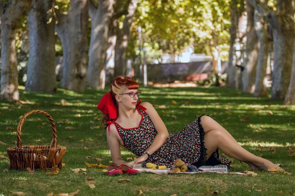 Mujer haciendo un picnic en el parque . — Foto de Stock