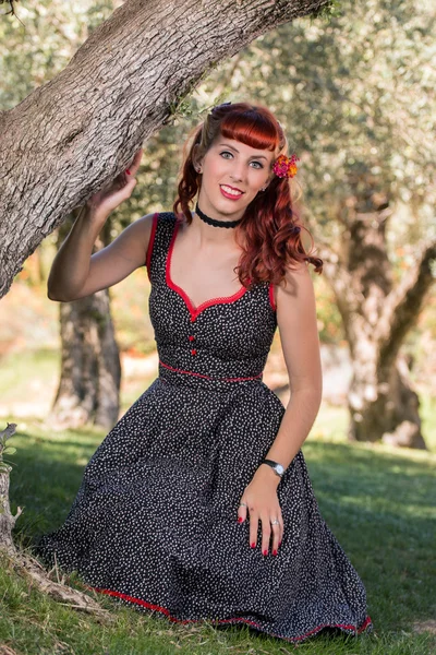 Молода жінка з простою весняною сукнею позує в парку — стокове фото