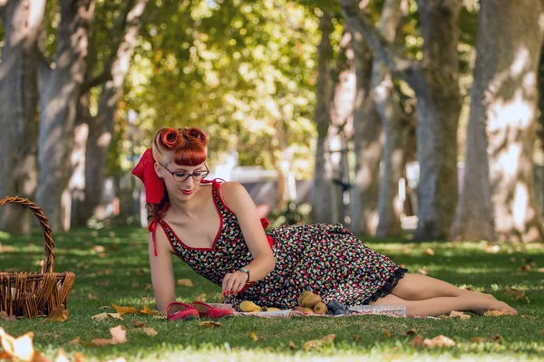 Mulher fazendo um piquenique no parque . — Fotografia de Stock