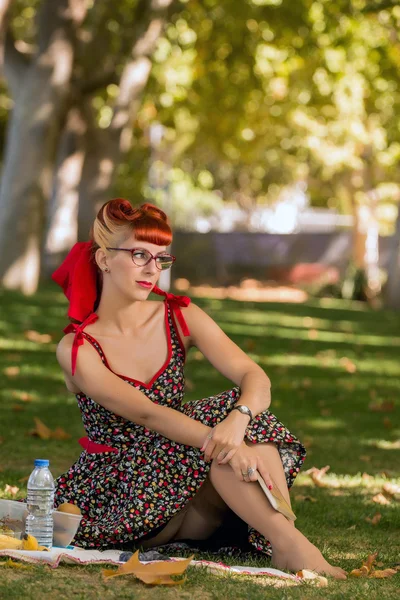 Een vrouw picknickt in het park.. — Stockfoto