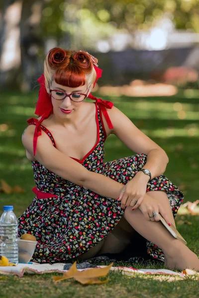 Een vrouw picknickt in het park.. — Stockfoto