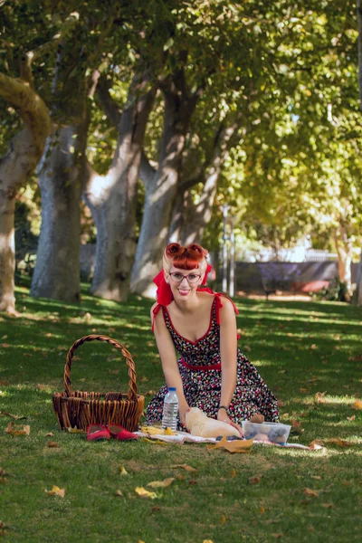 Mujer haciendo un picnic en el parque . — Foto de Stock