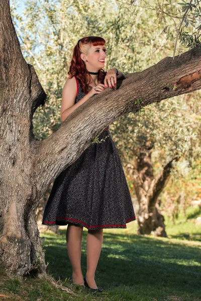 Mujer joven con un simple vestido de primavera posando en el parque — Foto de Stock