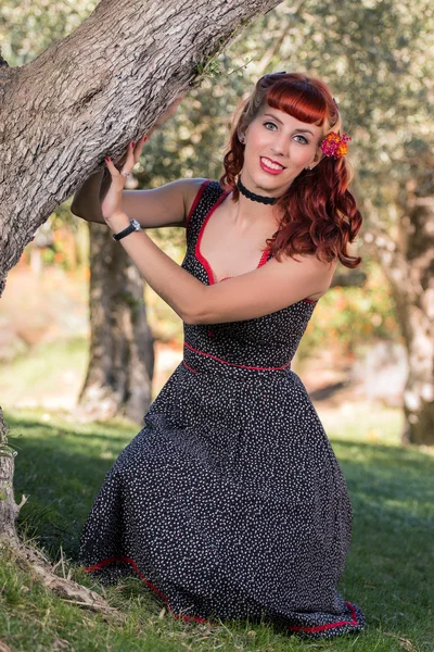 Jovem com um vestido de primavera simples posando no parque — Fotografia de Stock