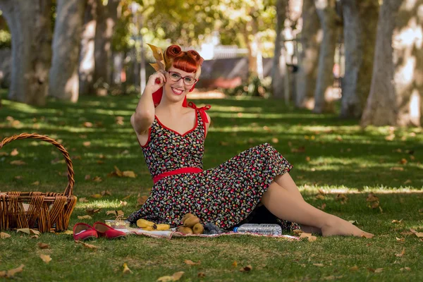 Mulher fazendo um piquenique no parque . — Fotografia de Stock