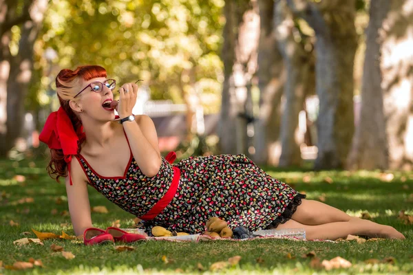 Een vrouw picknickt in het park.. — Stockfoto