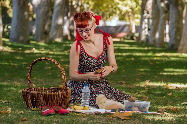 公園でピクニックをしている女性. — ストック写真