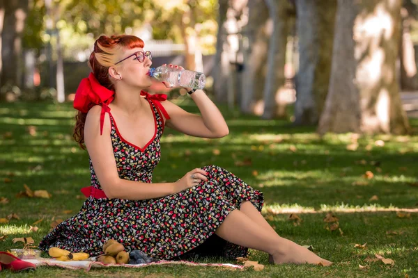 Mujer haciendo un picnic en el parque . —  Fotos de Stock
