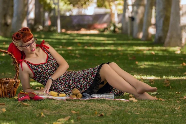 Жінка має пікнік у парку . — стокове фото