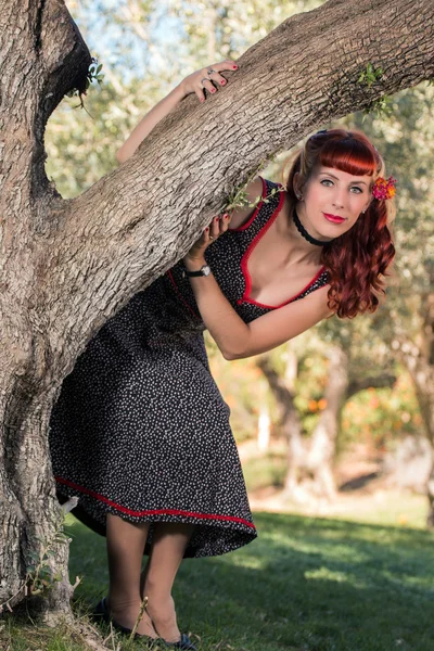 Mujer joven con un simple vestido de primavera posando en el parque — Foto de Stock