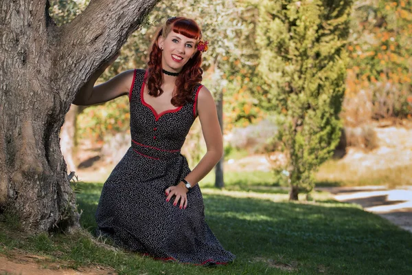 Young woman with a simple spring dress posing on the park — Stock Photo, Image