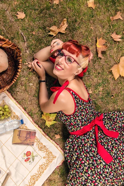 Mulher fazendo um piquenique no parque . — Fotografia de Stock