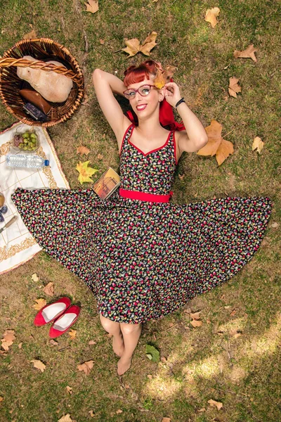 Kadın parkta piknik yapıyor.. — Stok fotoğraf