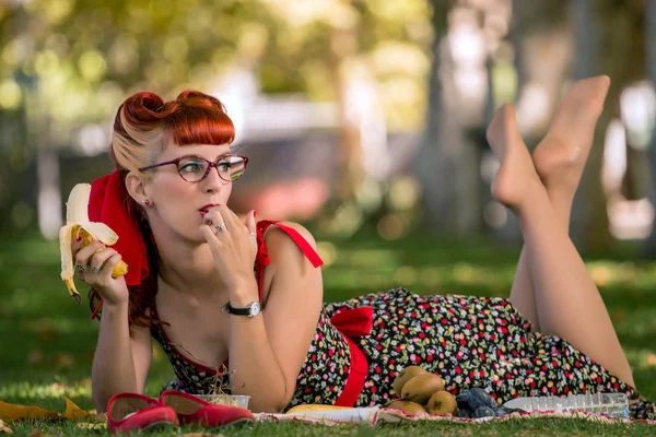 Kadın parkta piknik yapıyor.. — Stok fotoğraf