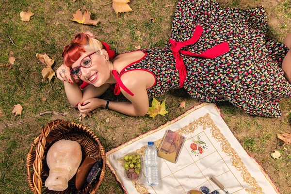 Mujer haciendo un picnic en el parque . —  Fotos de Stock