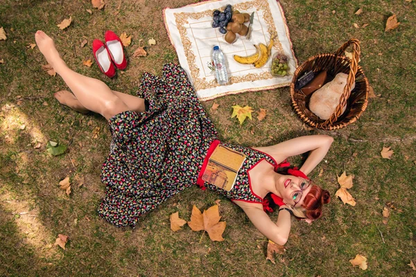 Mulher fazendo um piquenique no parque . — Fotografia de Stock