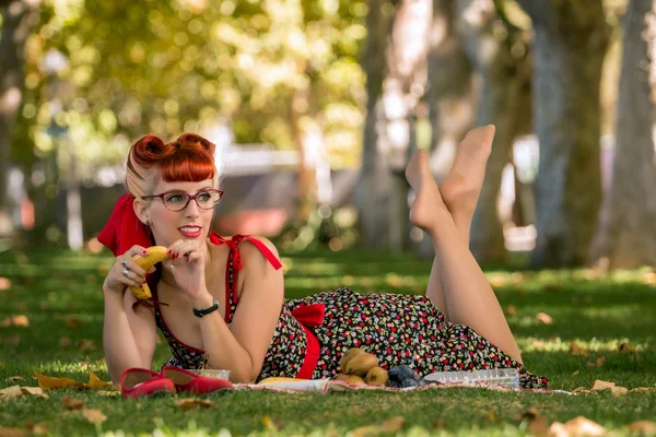 Wanita yang sedang piknik di taman. — Stok Foto