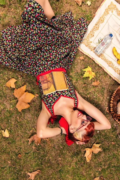 Kobieta organizująca piknik w parku. — Zdjęcie stockowe