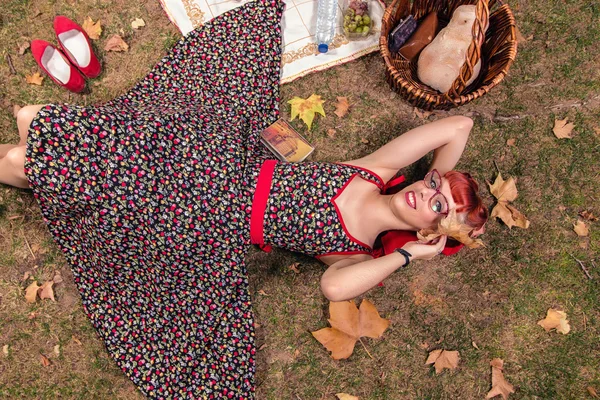 公園でピクニックをしている女性. — ストック写真