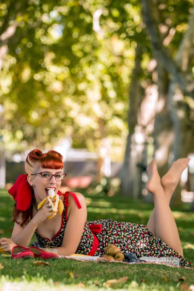 Mulher fazendo um piquenique no parque . — Fotografia de Stock