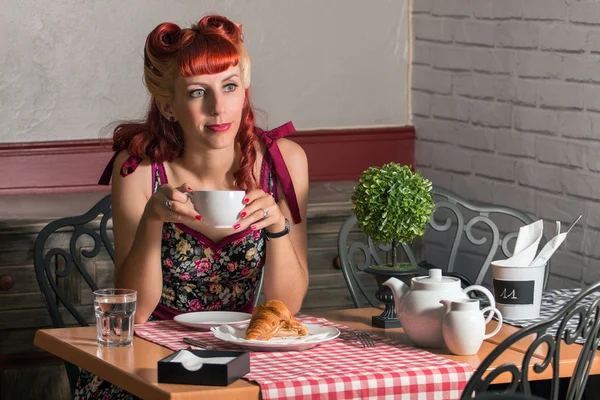 Mujer dentro de una cafetería desayunando . —  Fotos de Stock