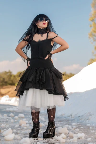 Chica joven en ropa gótica — Foto de Stock